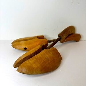 VINTAGE PAIR ROCHESTER SHOE TREES SHOE KEEPERS SOLID LIGHT WOOD MARKED 5 MOHAWK